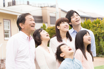 笑顔の3世代ファミリー