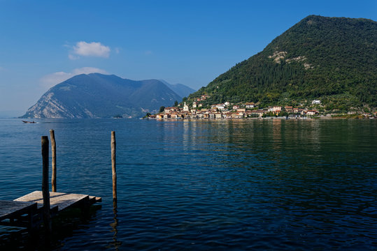 Italy, Lombardy, Monte Isola, Sulzano,&nbsp;Lake Iseo surrounded with mountains