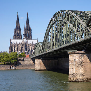 Germany, North Rhine-Westphalia, Rhineland, Cologne, Cologne Cathedral and Hohenzollern Bridge