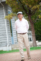 散歩するシニア男性