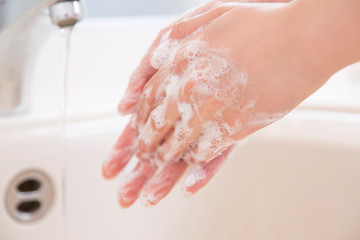 手洗いする女性の手元