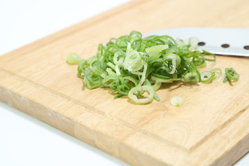 まな板にのった刻みネギ