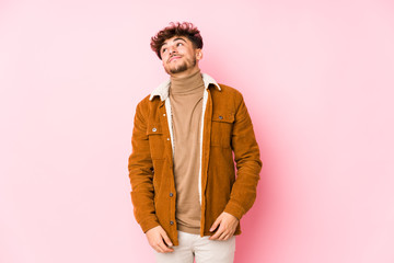 Young arabian man posing isolated <mixto >