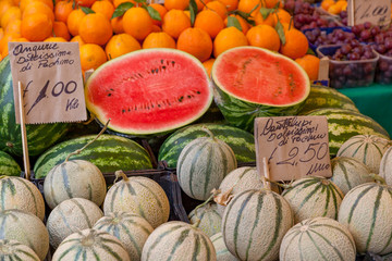 Marktstand mit Melonen und Orangen
