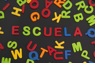 letras de plastico formando la palabra escuela