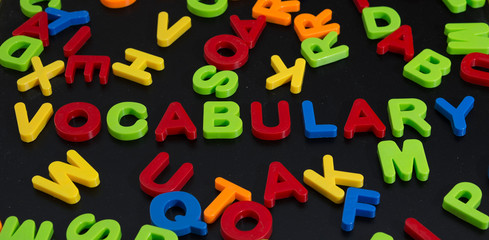 letras de plastico formando la palabra vocabulario