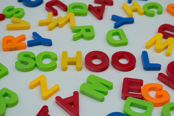 letras de plastico formando la palabra escuela