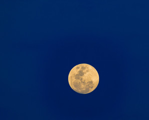 luna llena blanca en cielo azul