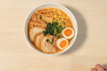 家庭で作った煮卵の入ったラーメン