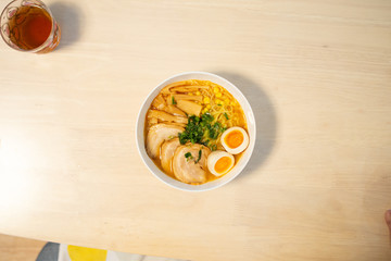 家庭で作った煮卵の入ったラーメン