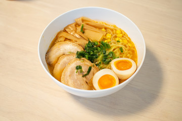 家庭で作った煮卵の入ったラーメン