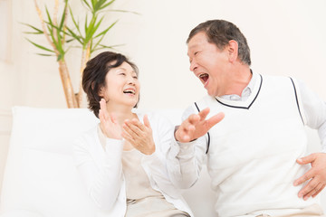 笑顔のシニア夫婦
