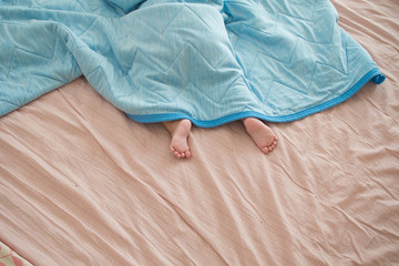 Fototapeta na wymiar ベッドで寝ている日本人の赤ん坊