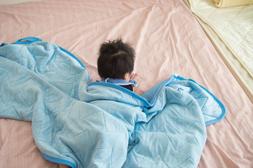 ベッドで寝ている日本人の赤ん坊