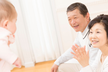 Fototapeta premium 孫と遊ぶ祖父母