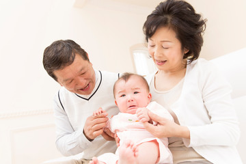 孫と遊ぶ祖父母