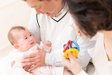 孫と遊ぶ祖父母