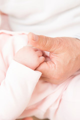赤ちゃんと祖父の手