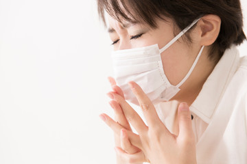 くしゃみをする女性