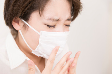 くしゃみをする女性