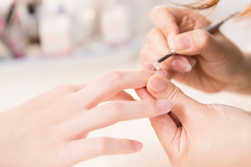 ネイルケアする手元