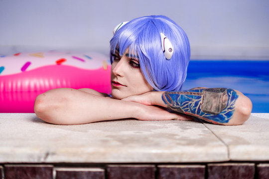 Chica androide cosplay otaku japones verano bikini traje de baño azul piscina naturaleza verano vacaciones flotador bebida 