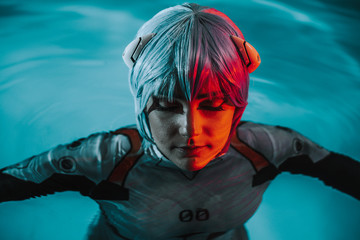 Obraz na płótnie Canvas Chica androide cosplay otaku japones verano bikini traje de baño azul piscina naturaleza verano vacaciones flotador bebida 