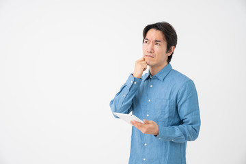タブレットを見るミドル男性　考える