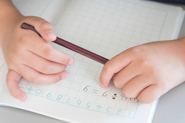 算数（割り算）の勉強をする小学生