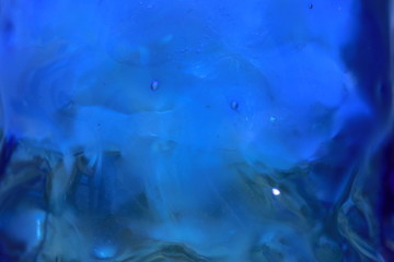 蒼い深淵の海のような色をしたガラスについた水滴