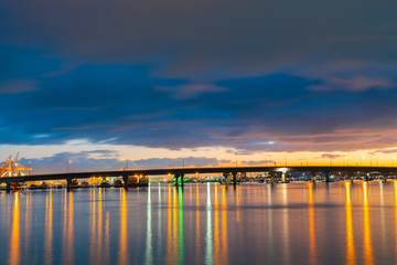 Obraz premium Tauranga Harbour Bridge lights and reflections before sunrise