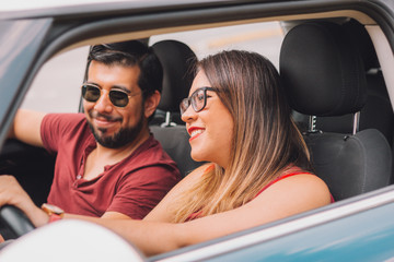 Pareja mexicana en viaje en carro de vacaciones en ciudad alegre enamorada