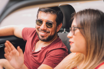 Pareja mexicana en viaje en carro de vacaciones en ciudad alegre enamorada