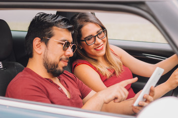 Pareja mexicana en viaje en carro de vacaciones en ciudad alegre enamorada