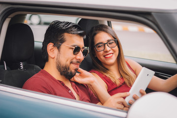 Pareja mexicana en viaje en carro de vacaciones en ciudad alegre enamorada