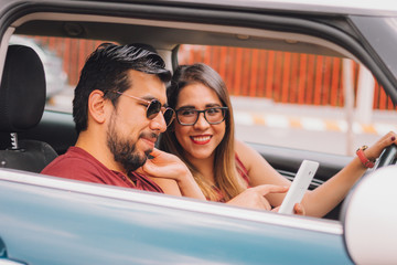 Pareja mexicana en viaje en carro de vacaciones en ciudad alegre enamorada