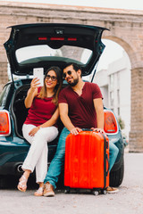 Pareja mexicana en viaje en carro de vacaciones en ciudad alegre enamorada