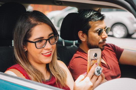 Pareja mexicana en viaje en carro de vacaciones en ciudad alegre enamorada selfie