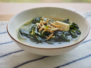 한국의 전통음식 새우 미역국
