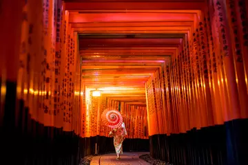 Photo sur Plexiglas Kyoto Fille japonaise en Yukata avec parapluie rouge au sanctuaire Fushimi Inari