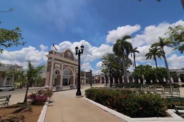 Obraz premium キューバの中部、フランス人が造った町シエンフエゴスの古い建物 ホセ・マルティ公園 Parque José Martí