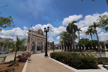 キューバの中部、フランス人が造った町シエンフエゴスの古い建物　ホセ・マルティ公園
Parque José Martí