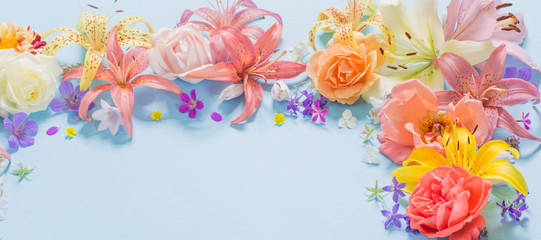 Obraz na płótnie Canvas frame of beautiful garden flowers on paper background
