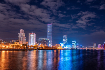 Obraz premium Autumn night on a pond in the center of the city Yekaterinburg, Russia.