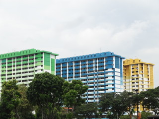 青、緑、黄色のカラフルな外壁のマンション、マレーシア/Blue, green and yellow outer wall of an apartment in Malaysia