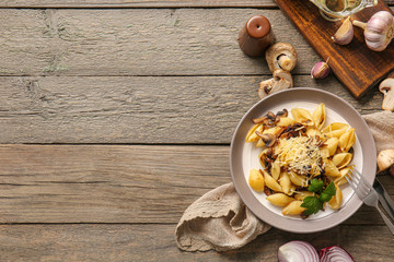 Naklejka premium Plate with tasty conchiglie pasta on table