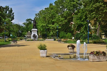 Park in Kiskunfélegyháza mit Statue, Ungarn
