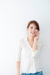 笑顔で電話する女性