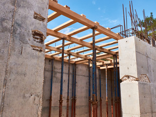 scaffoldings for a monolithic reinforced concrete floor slab of a residential building