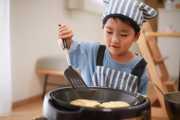 料理する男の子 - obrazy, fototapety, plakaty